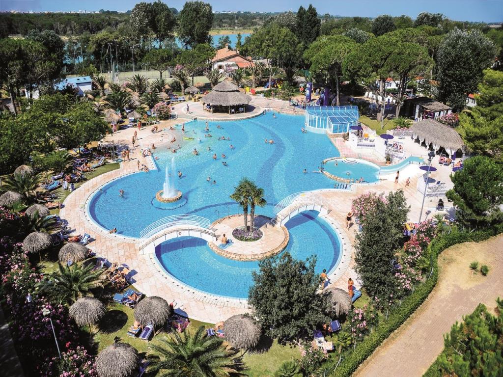 Bazén v ubytovaní Camping Village Pino Mare alebo v jeho blízkosti