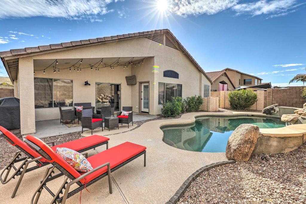 podwórko z basenem, krzesłami i domem w obiekcie Magnificent Maricopa Home 34 Mi to Phoenix! w mieście Maricopa