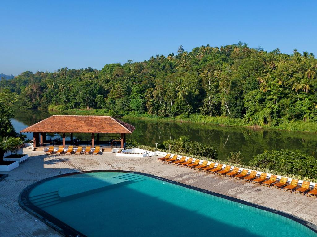 Bazén v ubytování Cinnamon Citadel Kandy nebo v jeho okolí