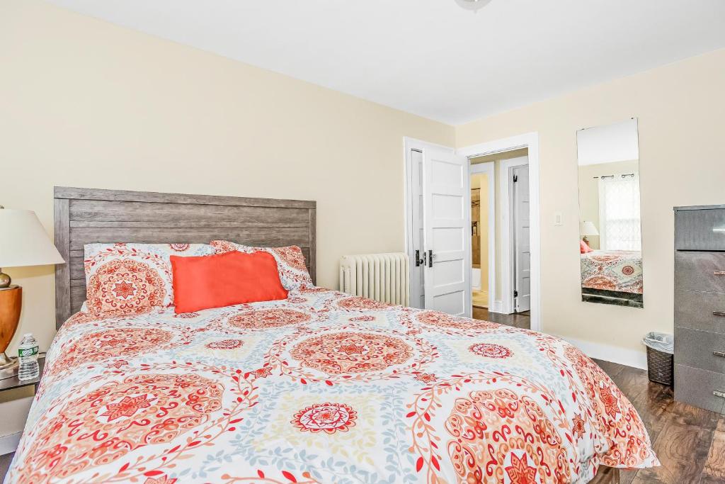 Trendy+Cozy Home 10 Min Ride to Downtown Hartford!