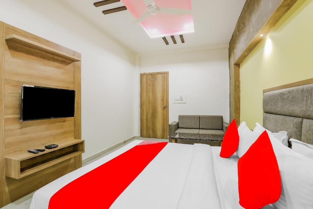 A bed or beds in a room at OYO 67127 Hotel Surya Palace