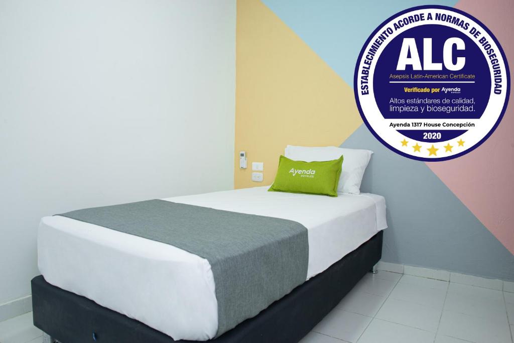 Säng eller sängar i ett rum på Hotel Ayenda House Concepción 1317