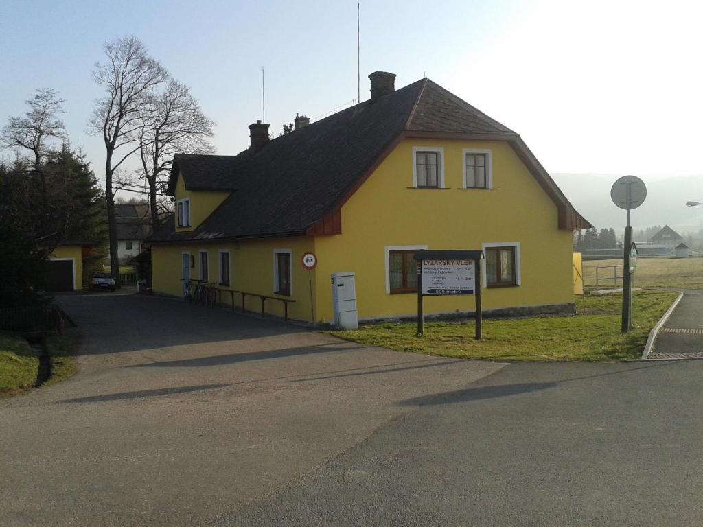 チェルヴェナー・ヴォダにあるHostinec U Valentůの目の前の黄色い家