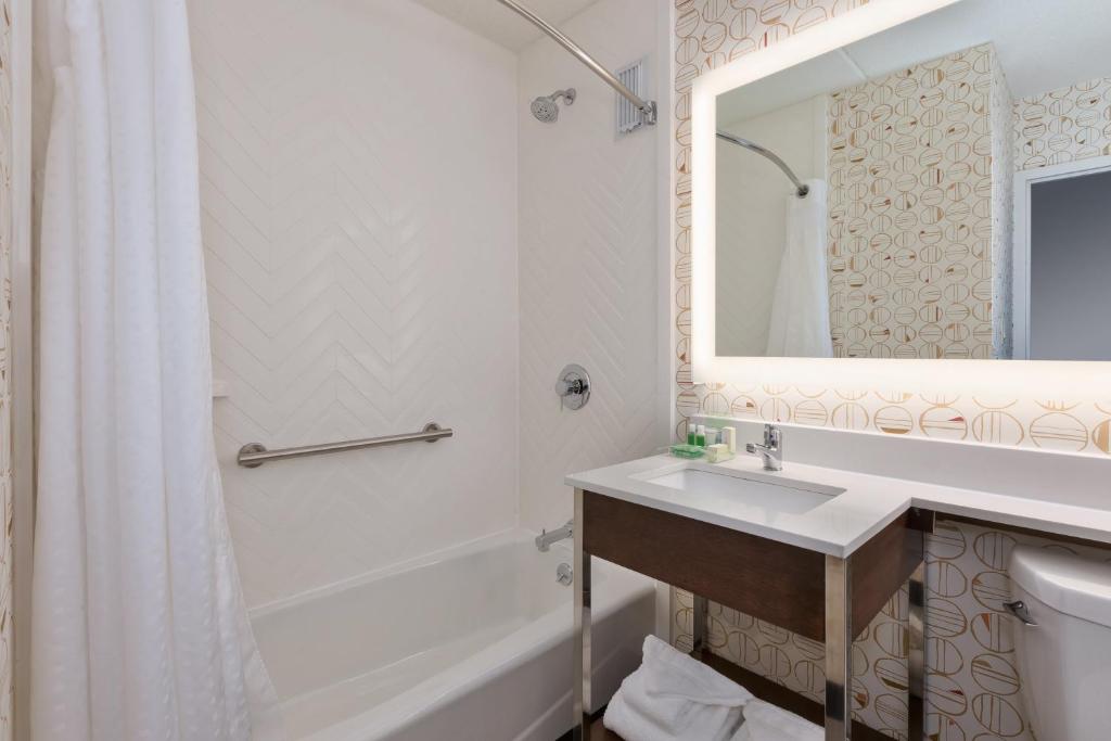 Holiday Inn Westbury-Long Island, an IHG Hotel - Habitación King Estándar Con Vista