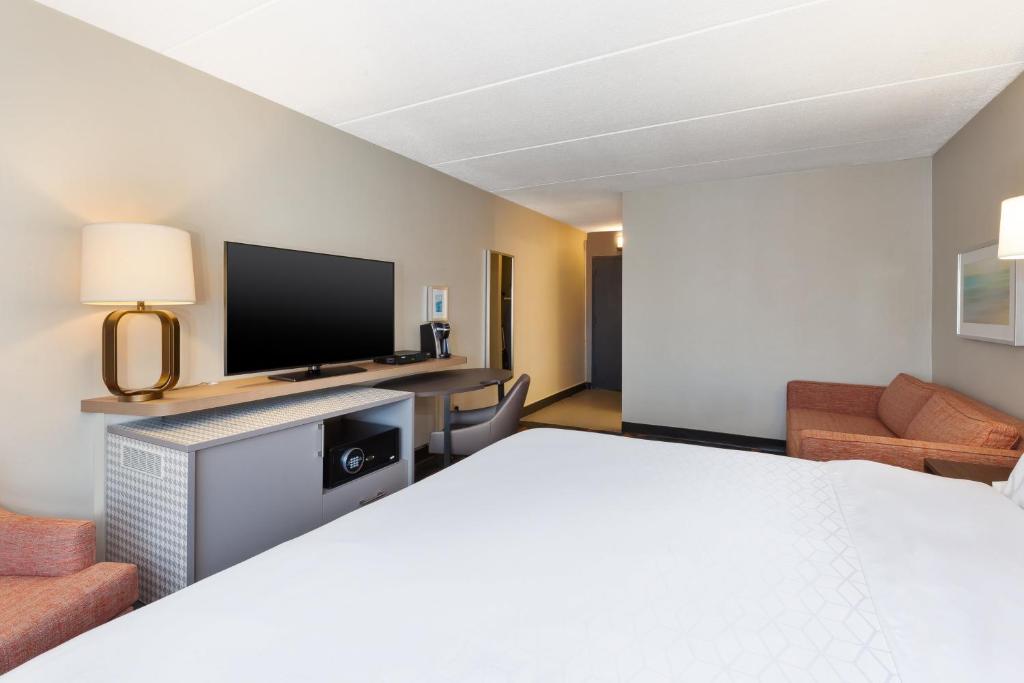 Holiday Inn Westbury-Long Island, an IHG Hotel - 