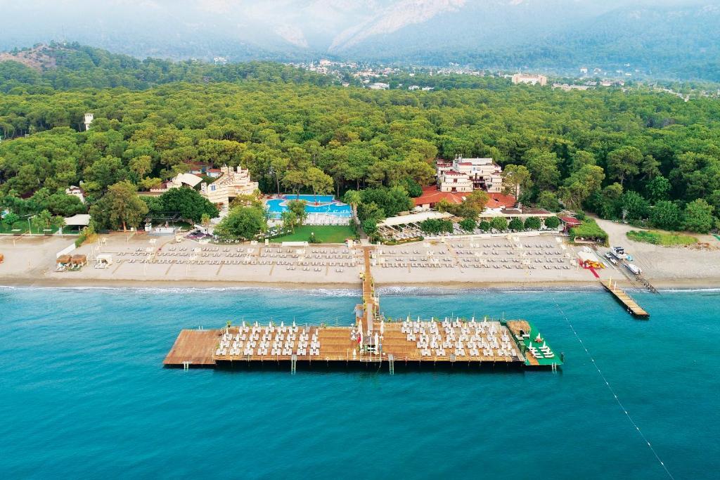 un muelle en el agua con un grupo de barcos en Ulusoy Kemer Holiday Club - Kids Concept, en Kemer