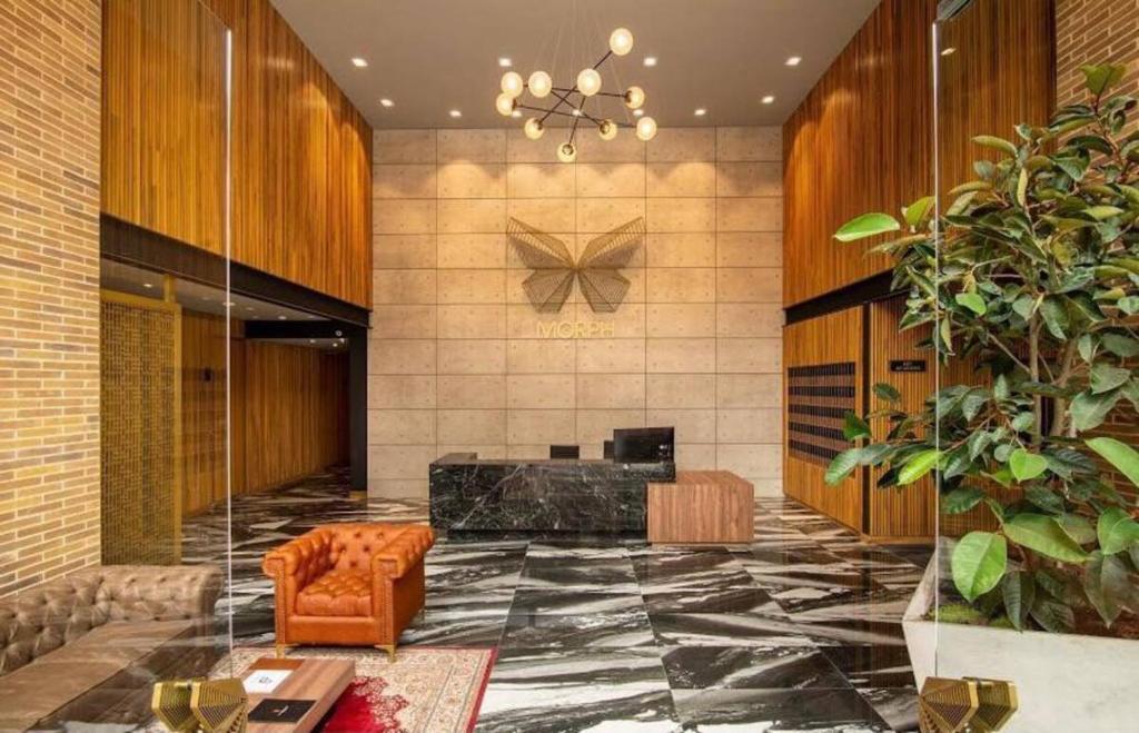 a lobby with a desk and a chair in a building at LUXURY APARTMENT with amenities in chicó bogotá in Bogotá