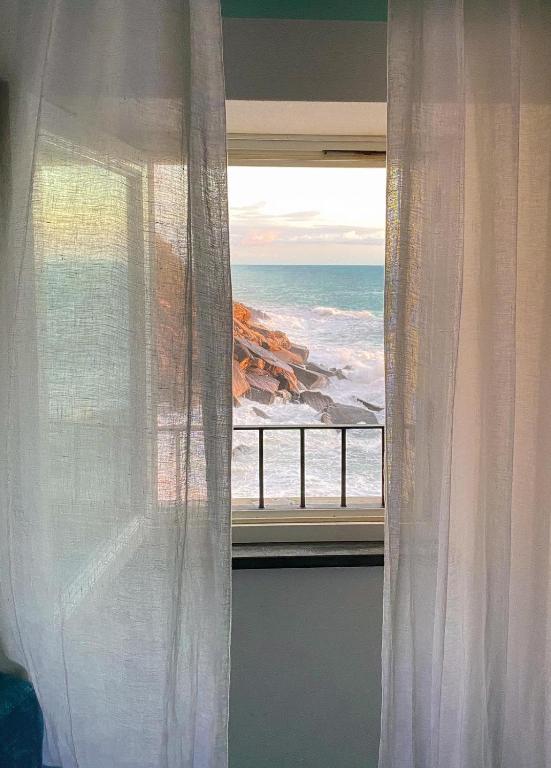 a window with a view of the ocean at La Polena Camere Vernazza - Suite vista mare in Vernazza