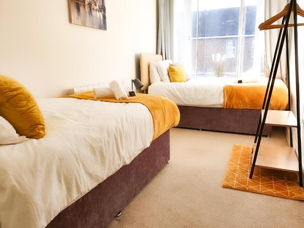 Postel nebo postele na pokoji v ubytování Cosy & Bright 2 Bedroom Apartment in Newbury Town Centre - SLEEPS 7