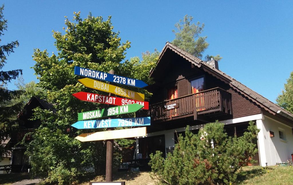 ein Richtungszeichen vor einem Haus in der Unterkunft Knusperhaus Gretel in Frankenau