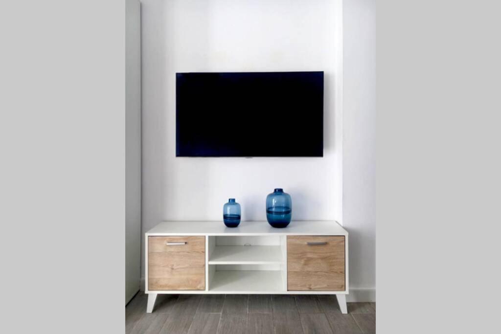 Telewizja i/lub zestaw kina domowego w obiekcie Suite by Hawkins Atico