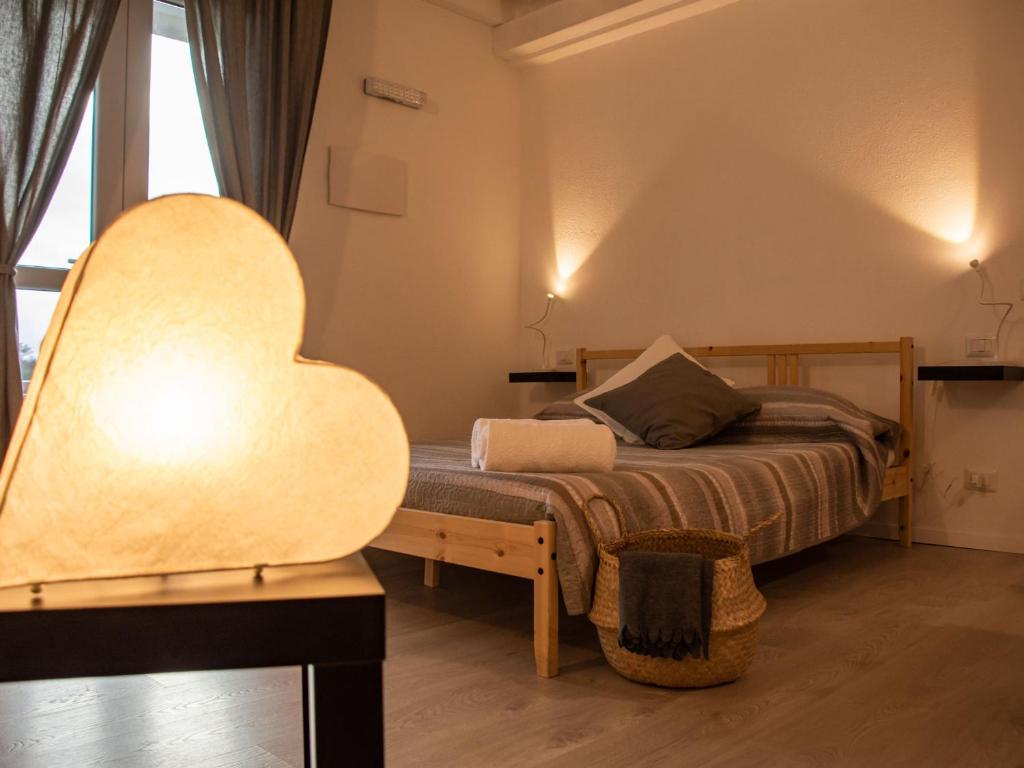una camera da letto con un letto e un tavolo con una lampada di Agriturismo Orto dei Rolli a Moneglia