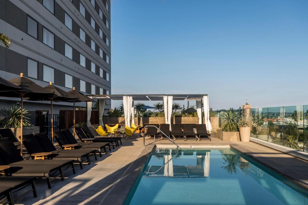 Bazén v ubytování Kimpton Everly Hotel Hollywood by IHG nebo v jeho okolí
