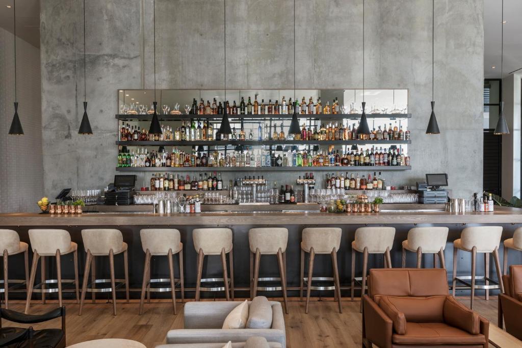 Lounge nebo bar v ubytování Kimpton Everly Hotel Hollywood by IHG