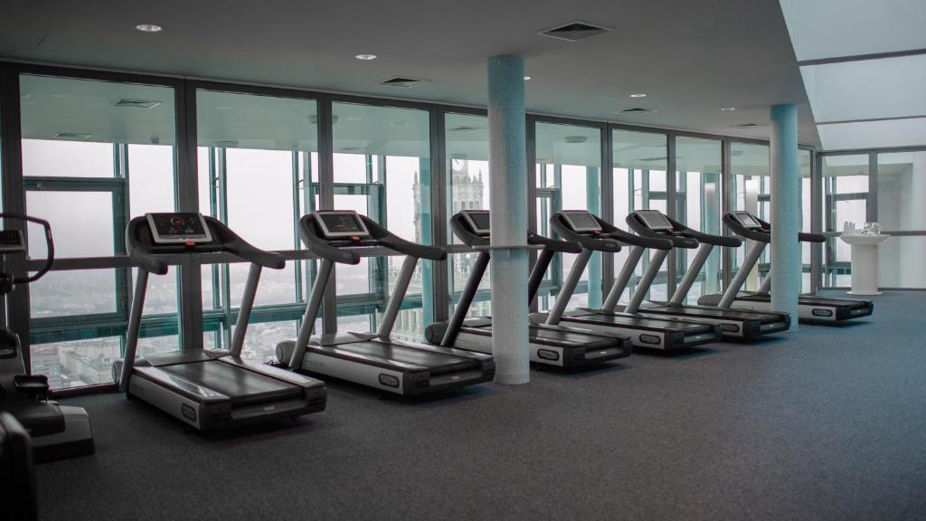Fitness centrum a/nebo fitness zařízení v ubytování InterContinental Warszawa by IHG