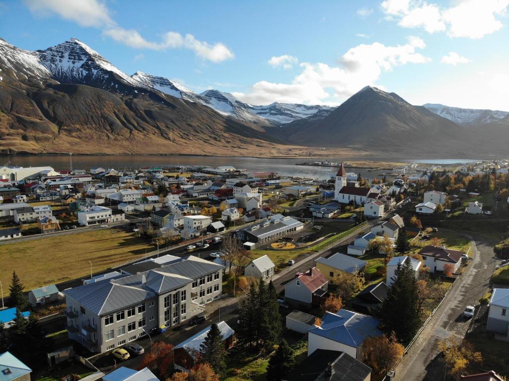 an aerial view of a town with mountains in the background at Hlíðarvegur 20 - Gagginn in Siglufjörður