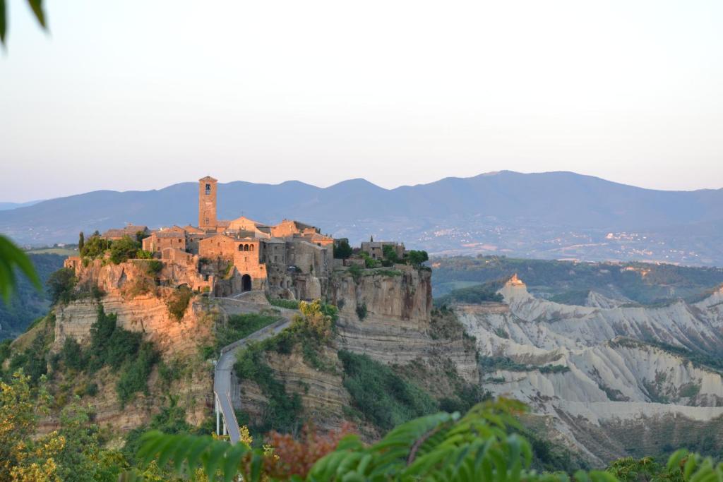 un castillo en la cima de una montaña en Corte della Maestà Antica Residenza en Bagnoregio