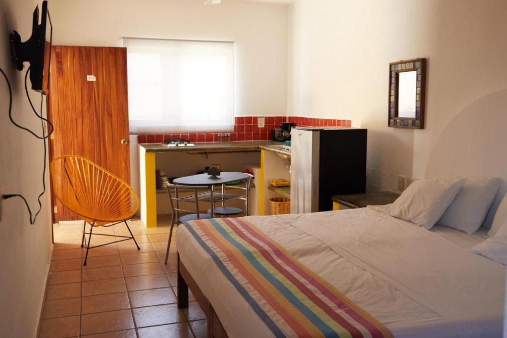 Un pat sau paturi într-o cameră la Pargos Hotel & Cowork