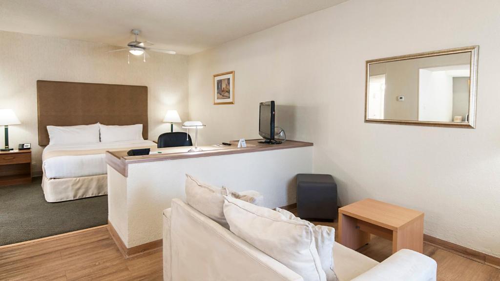 Postel nebo postele na pokoji v ubytování Holiday Inn & Suites Chihuahua Expo by IHG