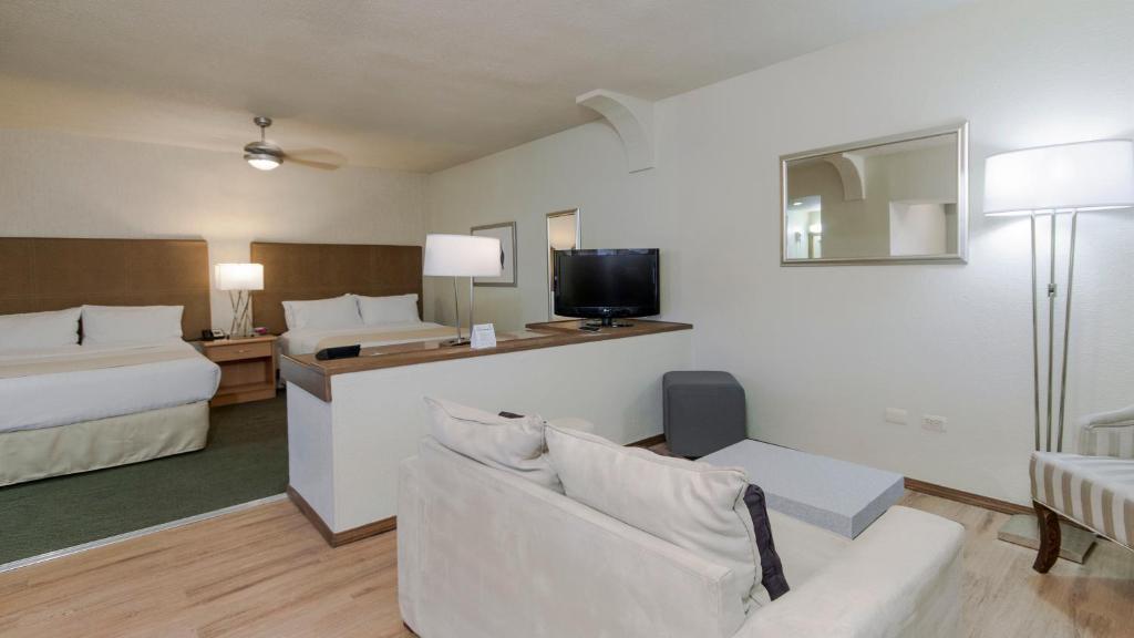 Postel nebo postele na pokoji v ubytování Holiday Inn & Suites Chihuahua Expo by IHG
