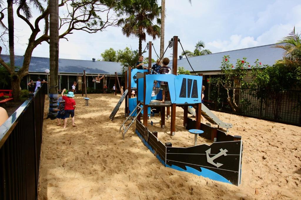 einen Spielplatz mit Kindern auf einer Rutsche in der Unterkunft Tea Gardens Hotel in Tea Gardens
