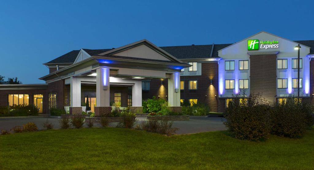 a hotel with a m inn sign on the front of it at Holiday Inn Express Quebec City-Sainte Foy, an IHG Hotel in Quebec City