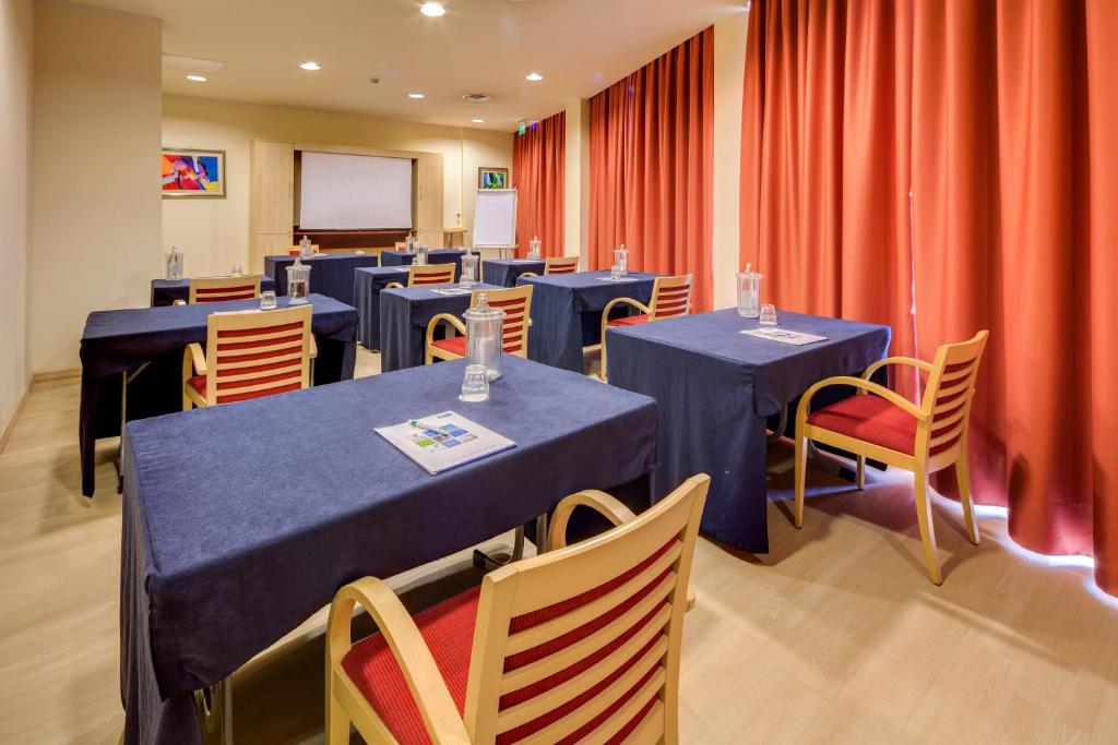 TV a/nebo společenská místnost v ubytování Holiday Inn Express Parma by IHG