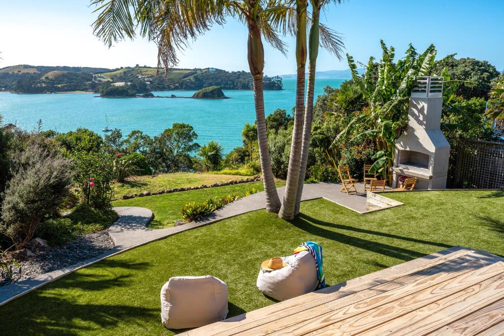 a garden with a view of the ocean at Sol Spa Oasis - Surfdale Holiday Home in Surfdale