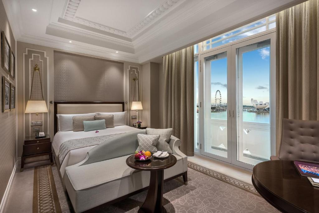 Postel nebo postele na pokoji v ubytování The Fullerton Hotel Singapore