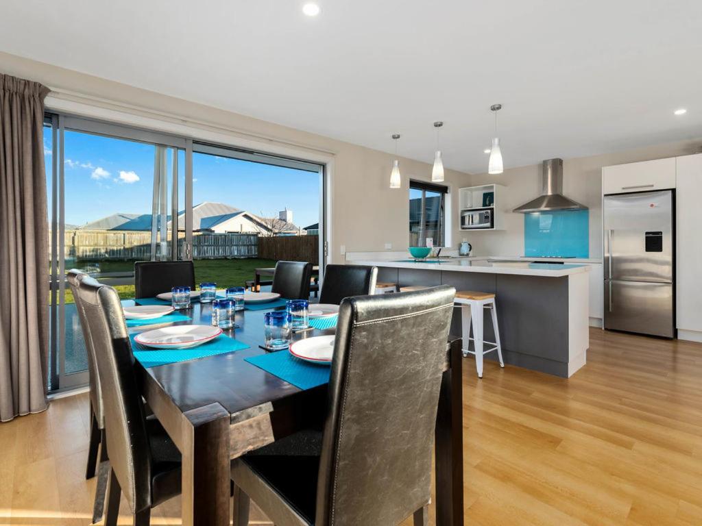 a dining room and kitchen with a table and chairs at Pisa Oasis - Cromwell Holiday Home in Cromwell