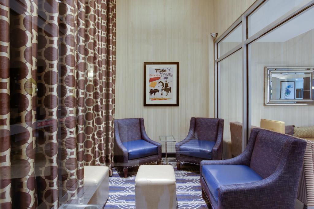 Posezení v ubytování Holiday Inn Express & Suites Laurel Lakes by IHG