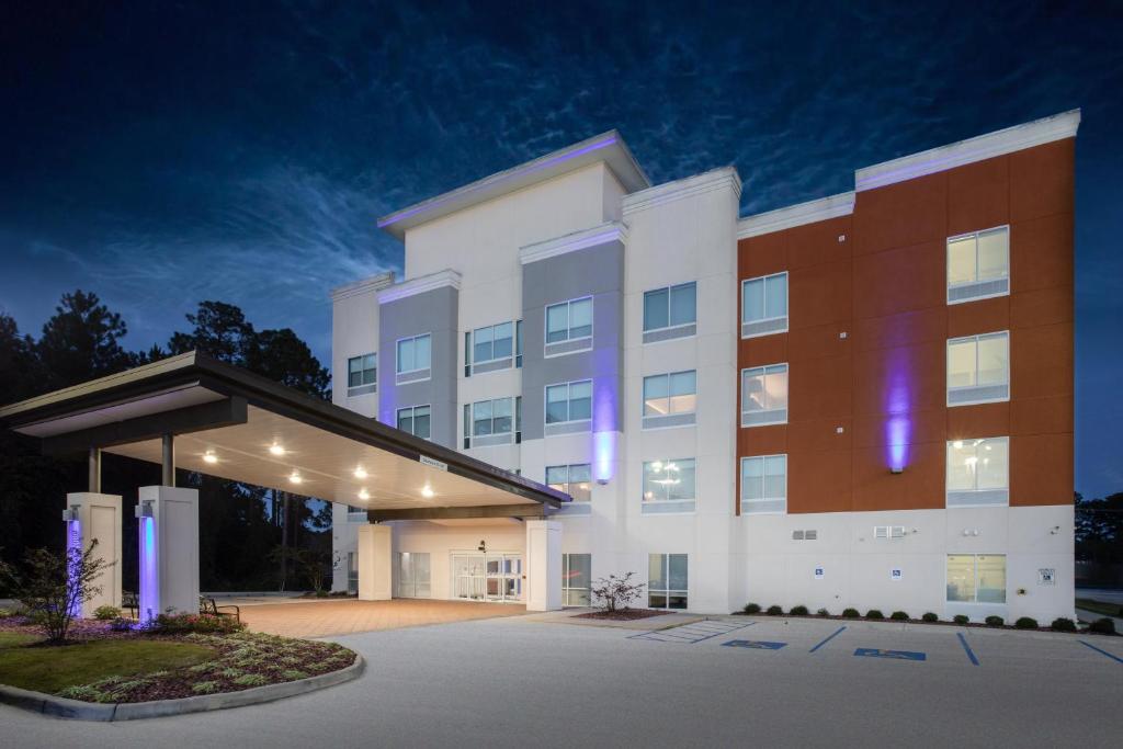een weergave van een ziekenhuisgebouw 's nachts bij Holiday Inn Express Slidell, an IHG Hotel in Slidell
