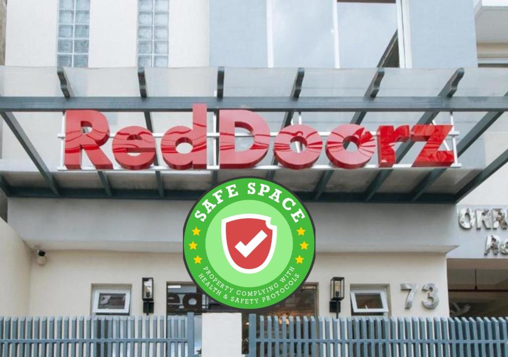 a redodo sign on the side of a building at RedDoorz Plus @ Torre De Manuel Residences 1 in Manila