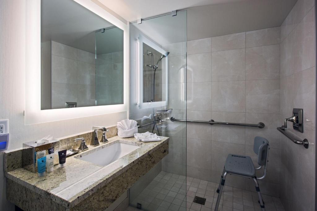 Crowne Plaza Hotel Philadelphia - King of Prussia, an IHG Hotel - Double Room - Mobility Access With Roll-in Shower