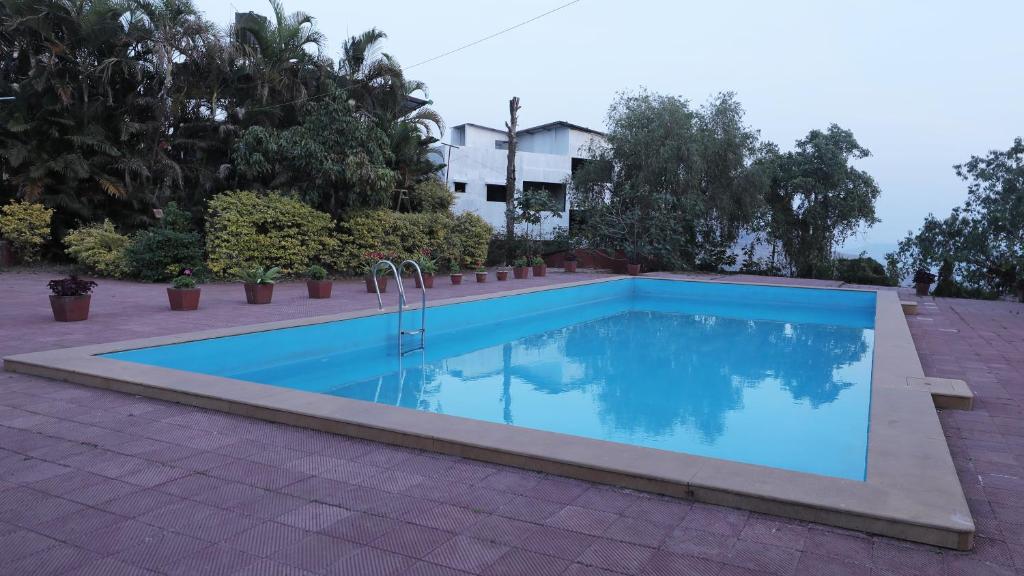 Bazén v ubytování The Dhanhills - a valley view hotel in panchgani nebo v jeho okolí