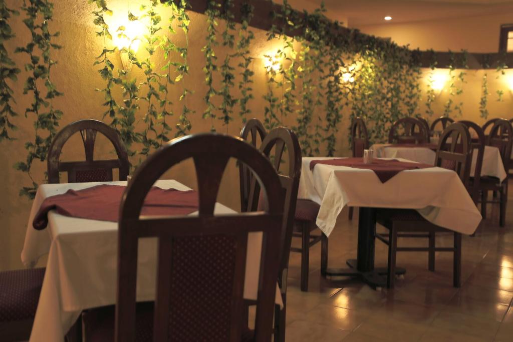 Restaurace v ubytování The Dhanhills - a valley view hotel in panchgani