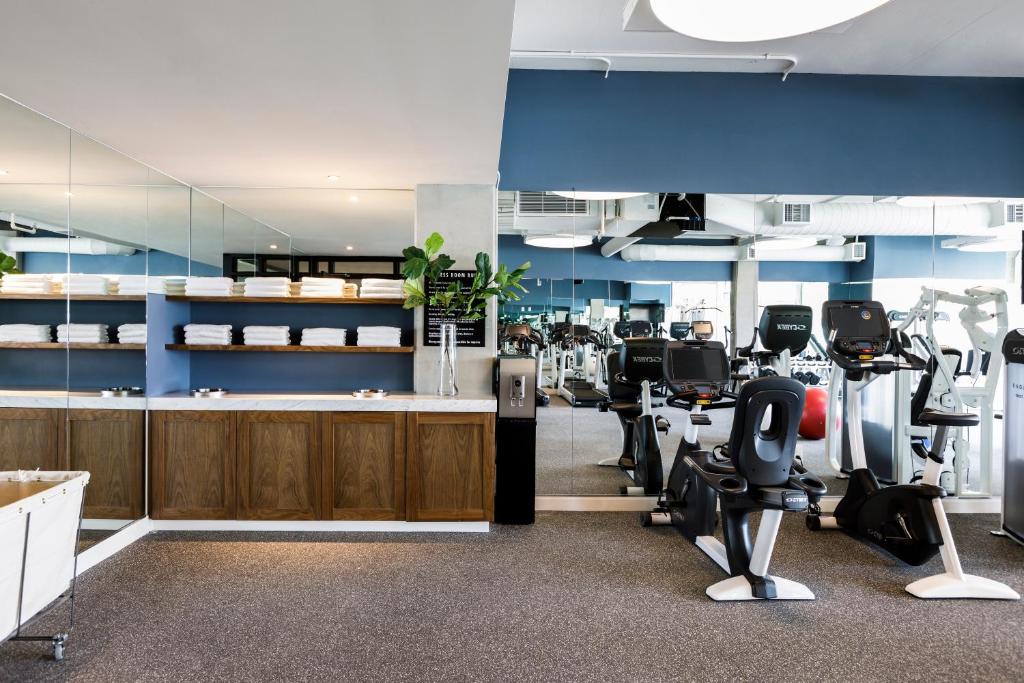 Fitness centrum a/nebo fitness zařízení v ubytování Kimpton Rowan Palm Springs Hotel by IHG