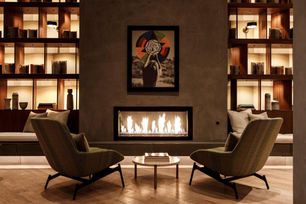 Posezení v ubytování Kimpton Rowan Palm Springs Hotel by IHG