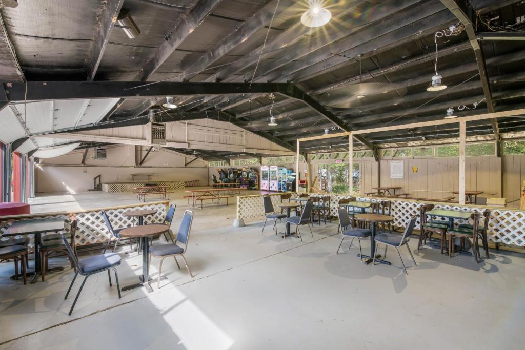 Restaurace v ubytování Rondout Valley Camping Resort Deluxe Park Model 11