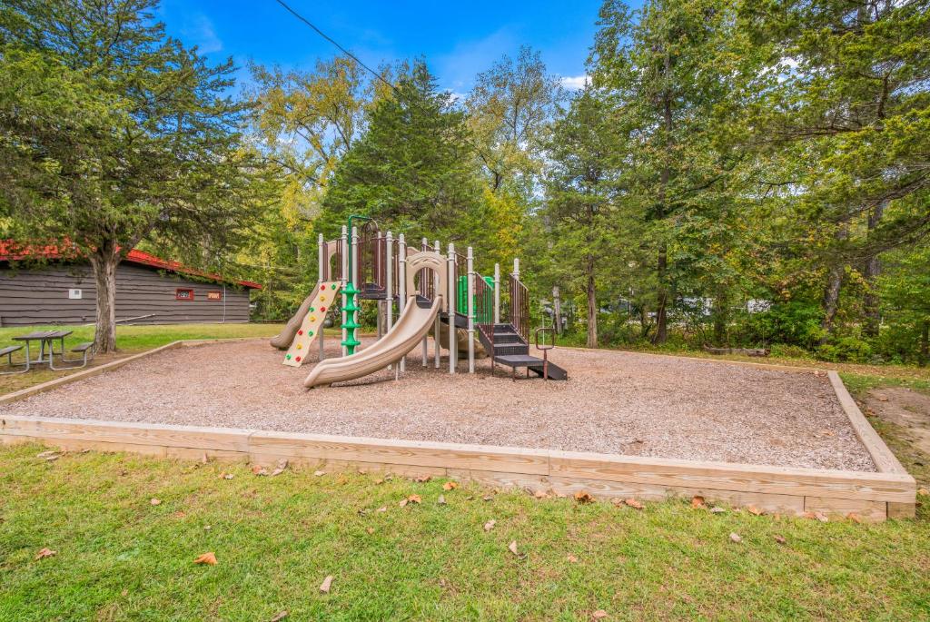 Herní místnost nebo prostor pro děti v ubytování Rondout Valley Camping Resort Deluxe Park Model 11