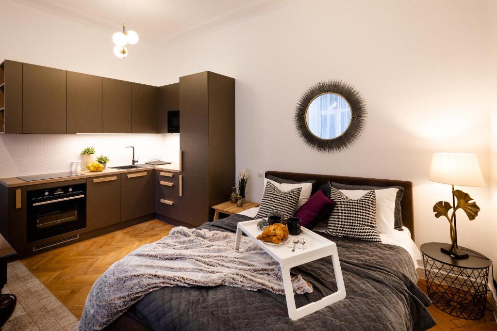 - une chambre avec un lit et une table dans l'établissement Brivibas House Design Apartments In City Center, à Riga