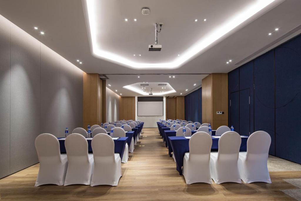Konferenční prostory v ubytování Holiday Inn Express Shanghai Kangqiao by IHG