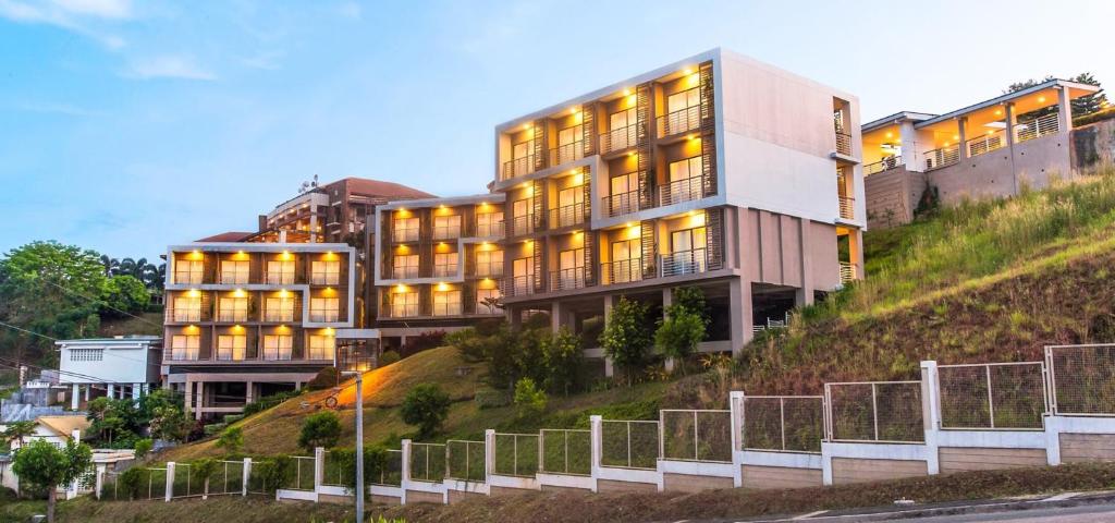 budynek na zboczu wzgórza w obiekcie Timberland Highlands Resort w mieście San Mateo