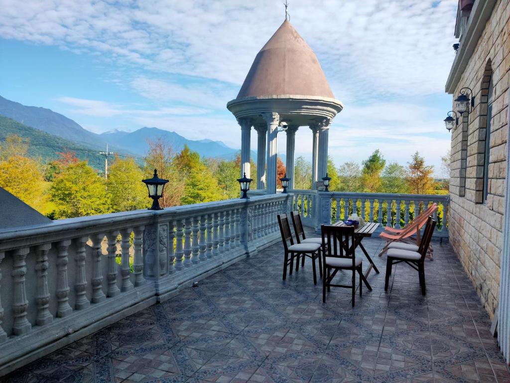 Vista generica sulle montagne o vista sulle montagne dall'interno della stanza in casa privata