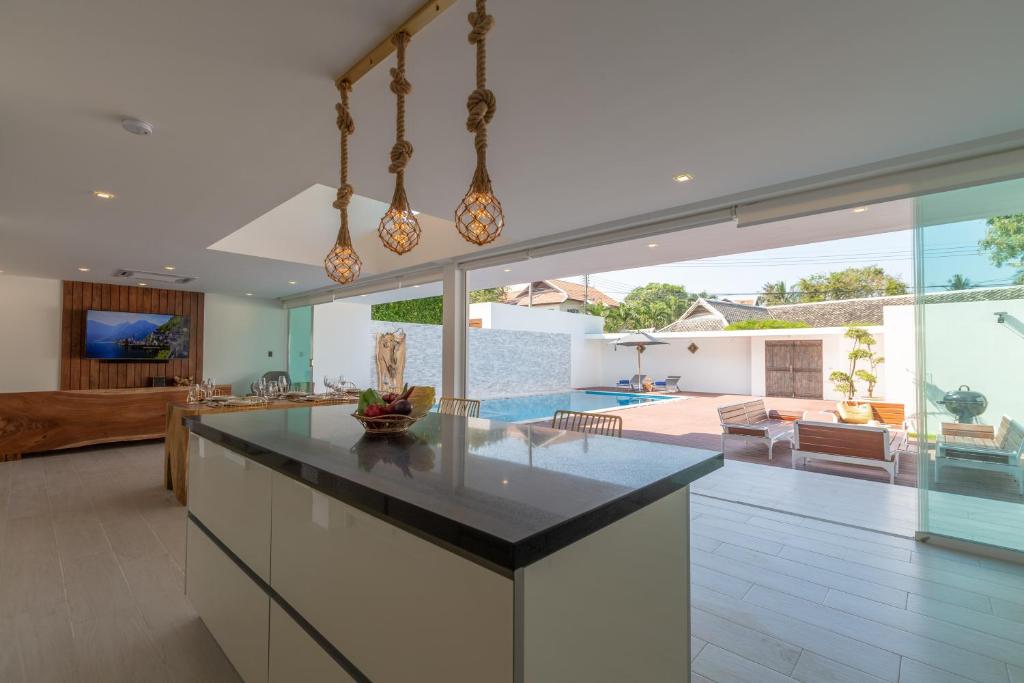 TV a/nebo společenská místnost v ubytování Samui Caledon Villa 1