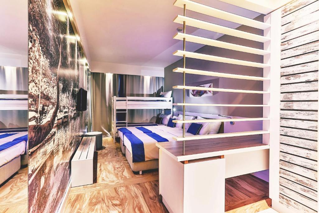 Postel nebo postele na pokoji v ubytování Carine Hotel Delfin