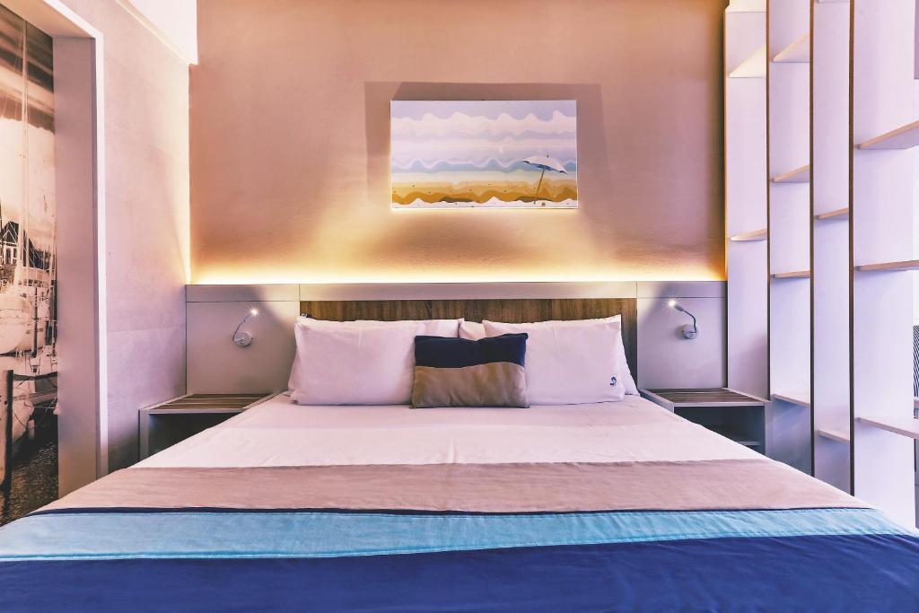 Postel nebo postele na pokoji v ubytování Carine Hotel Delfin