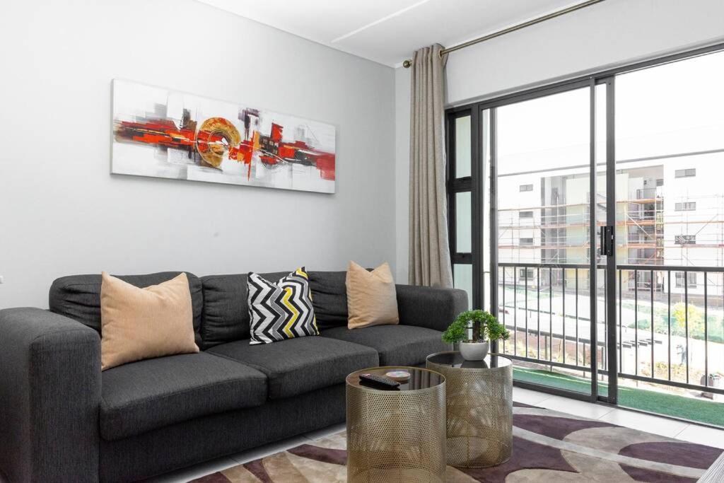 Alimama Spaces: The Robert's Greenlee Apartment - Housity