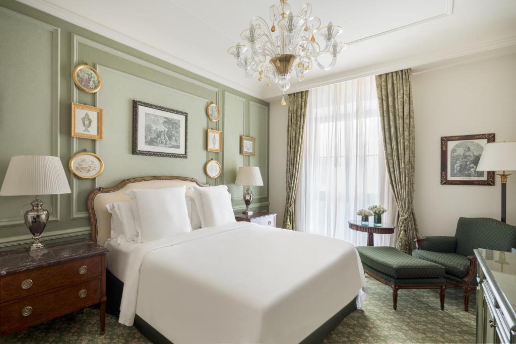 Postel nebo postele na pokoji v ubytování Four Seasons Hotel Firenze