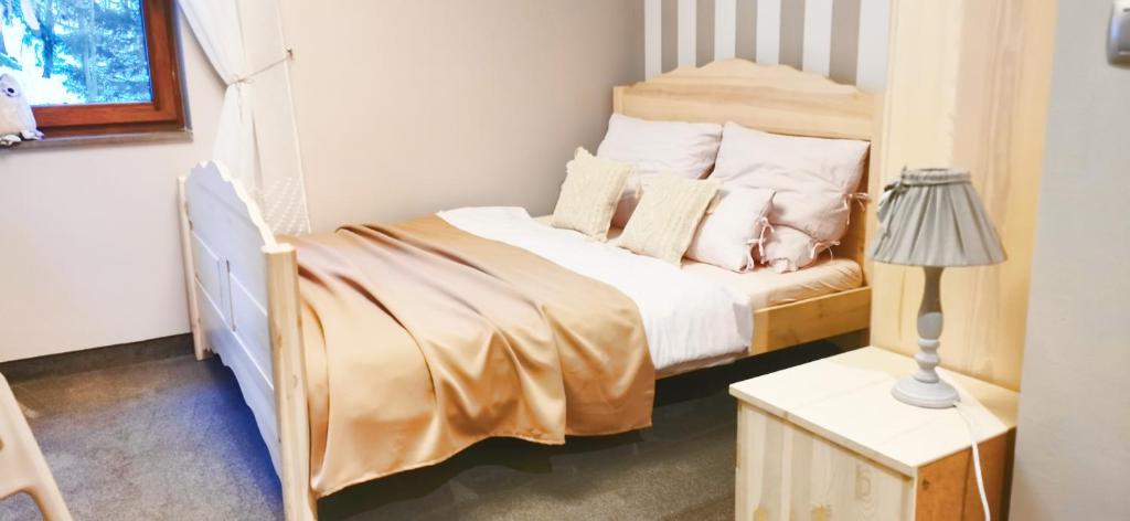 Postel nebo postele na pokoji v ubytování Willa Sowia Dolina - Apartamenty z aneksami i wyjsciem na ogrod
